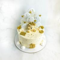 бело-золотой торт с фигуркой