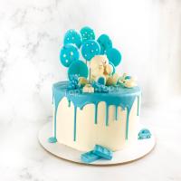 Торт №4 - Бело-голубой с фигуркой мишки
