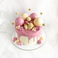Розовый торт с шарами и фигуркой