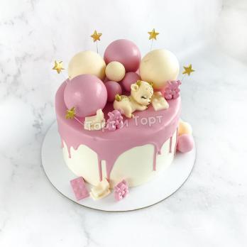 Розовый торт с шарами и фигуркой