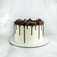 Торт с шоколадками и надписью