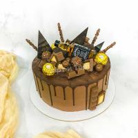 Торт с шоколадками и бутылочкой Джек Дэниелс