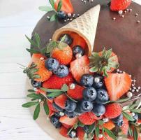 торт с ягодами и шоколадом