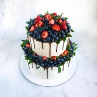 Торт 65 - Свадебный с ягодами и подтеками с доставкой СПБ