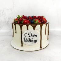 белый торт с ягодами