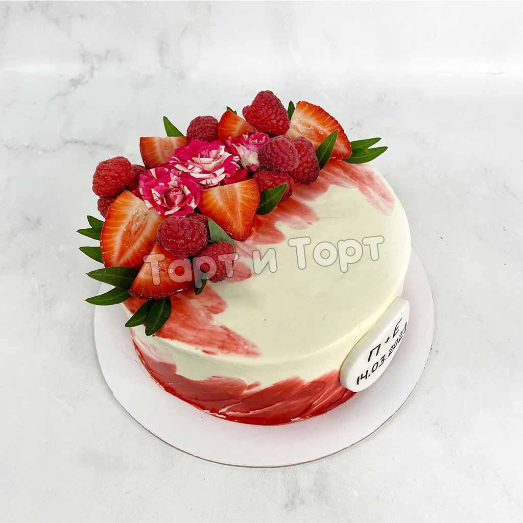 Торт с ягодами и цветами
