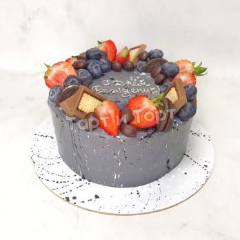 Торт №1664 - Ягоды, шоколадки и надпись