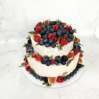 Двухъярусный торт с ягодами